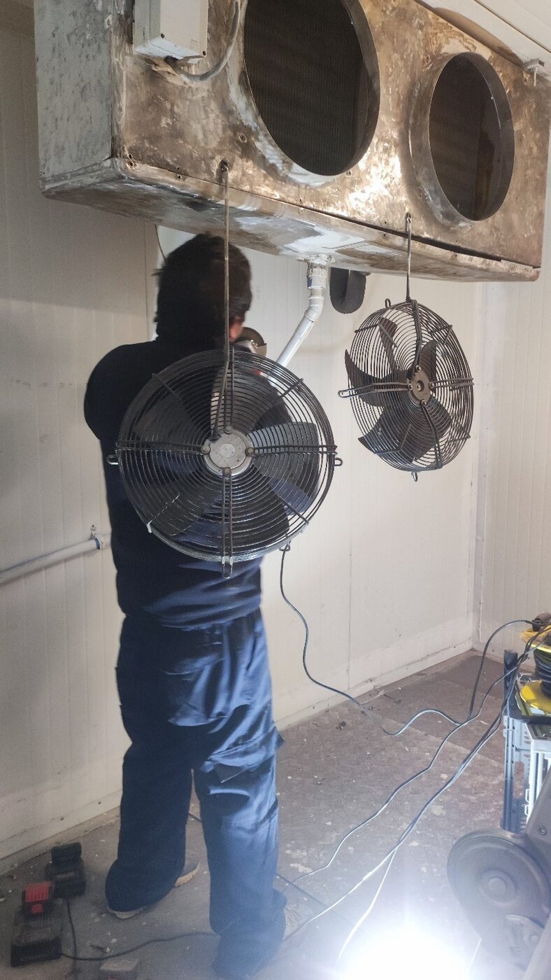 Técnico trabajando en un equipo de ventilación industrial