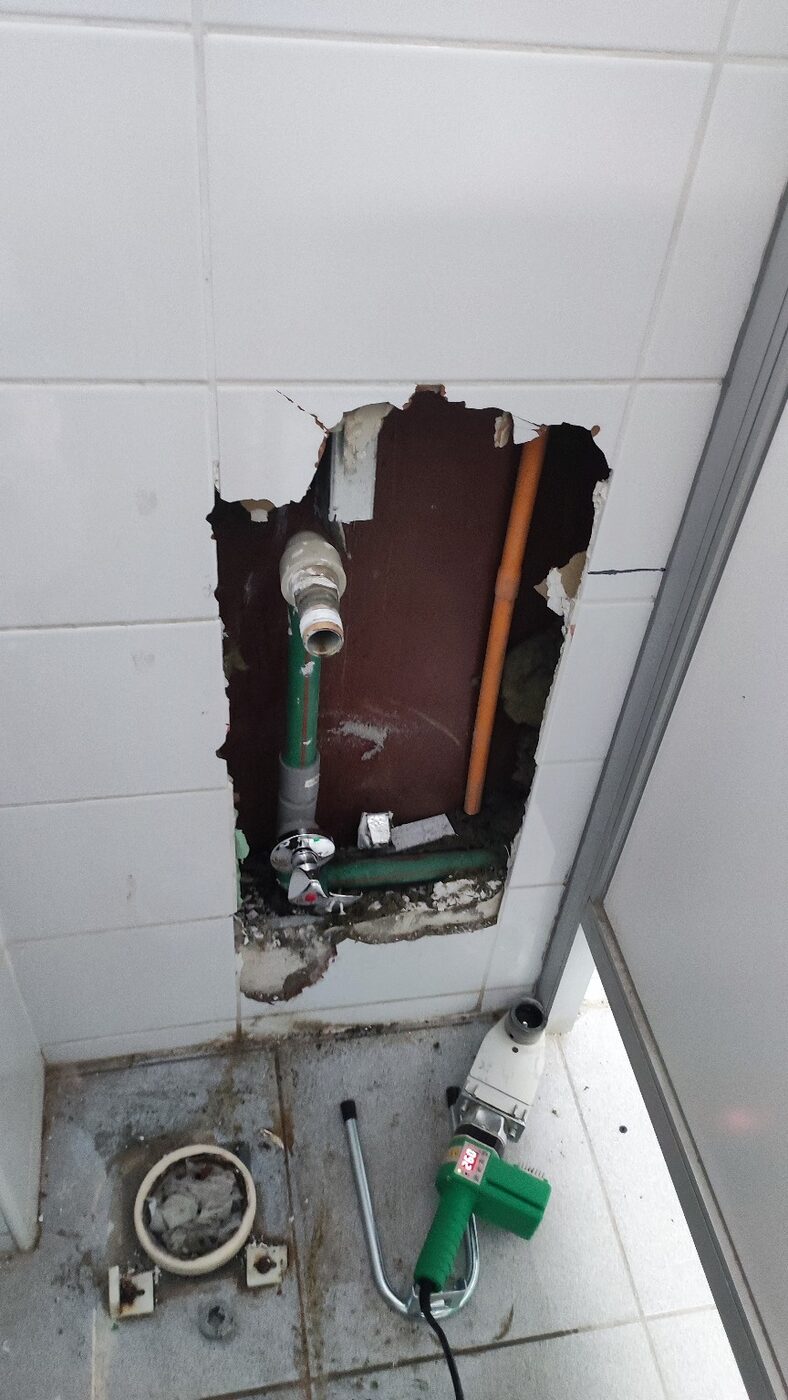 Reparación de tuberías sanitarias y conexiones en muro